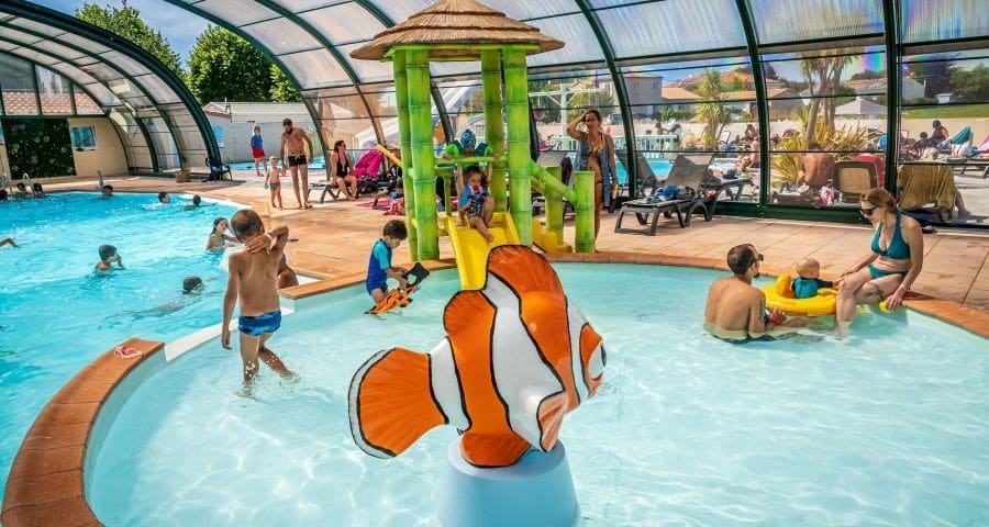 Vue piscine couverte et chauffée du camping Nid d'Été aux Sables d'Olonne - Aloa Vacances
