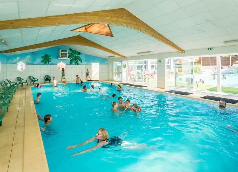 Aloa Vacances : vue de la piscine intérieure couverte au camping Les Pirons aux Sables d'Olonne