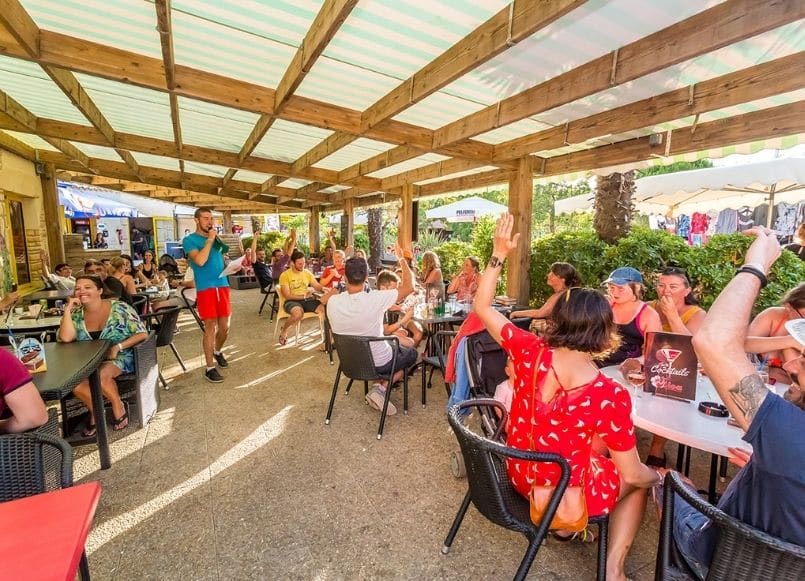 Aloa Vacances : terrasse du rastaurant au camping sur l'île d'oléron - oléron loisirs 