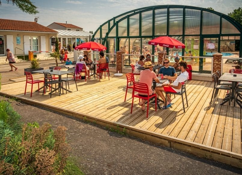 Aloa Vacances : terrasse au bord de la piscine du camping aux Sables d'Olonne Le Nid d’été