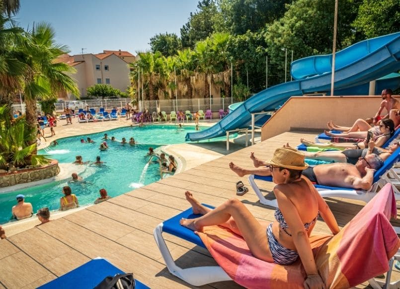Aloa Vacances : espace extérieur de l'espace aquatique du camping Beauséjour à Argelès avec piscine