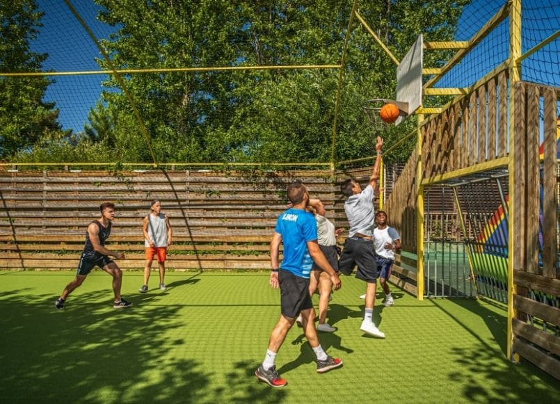 Vue du terrain multisport avec panier de basket au Camping Les prions aux Sables d'Olonne