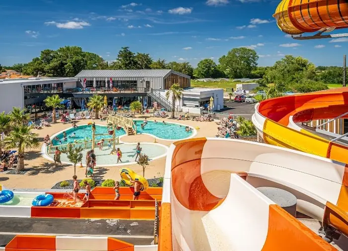 Camping Riez à la Vie - piscine et hébergements