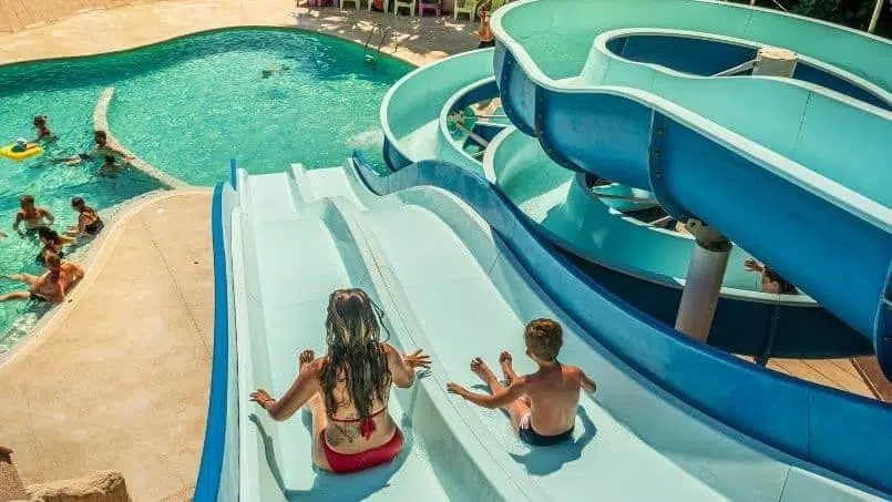 Piscine avec toboggans Camping Beauséjour