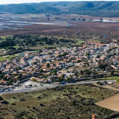 Que visiter près de Sérignan ? Les villages incontournables 8 Vue aérienne - Vic-la-Gardiole - Camping le Clos Virgile Sérignan