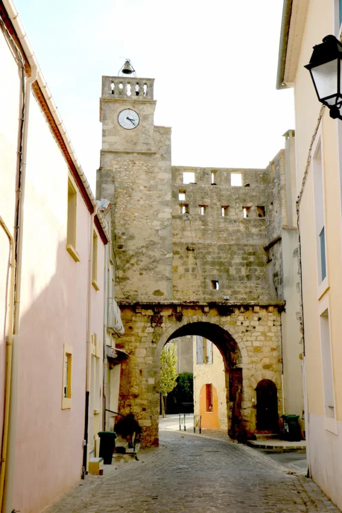 Porte de l'Horloge à Sauvian près du camping
